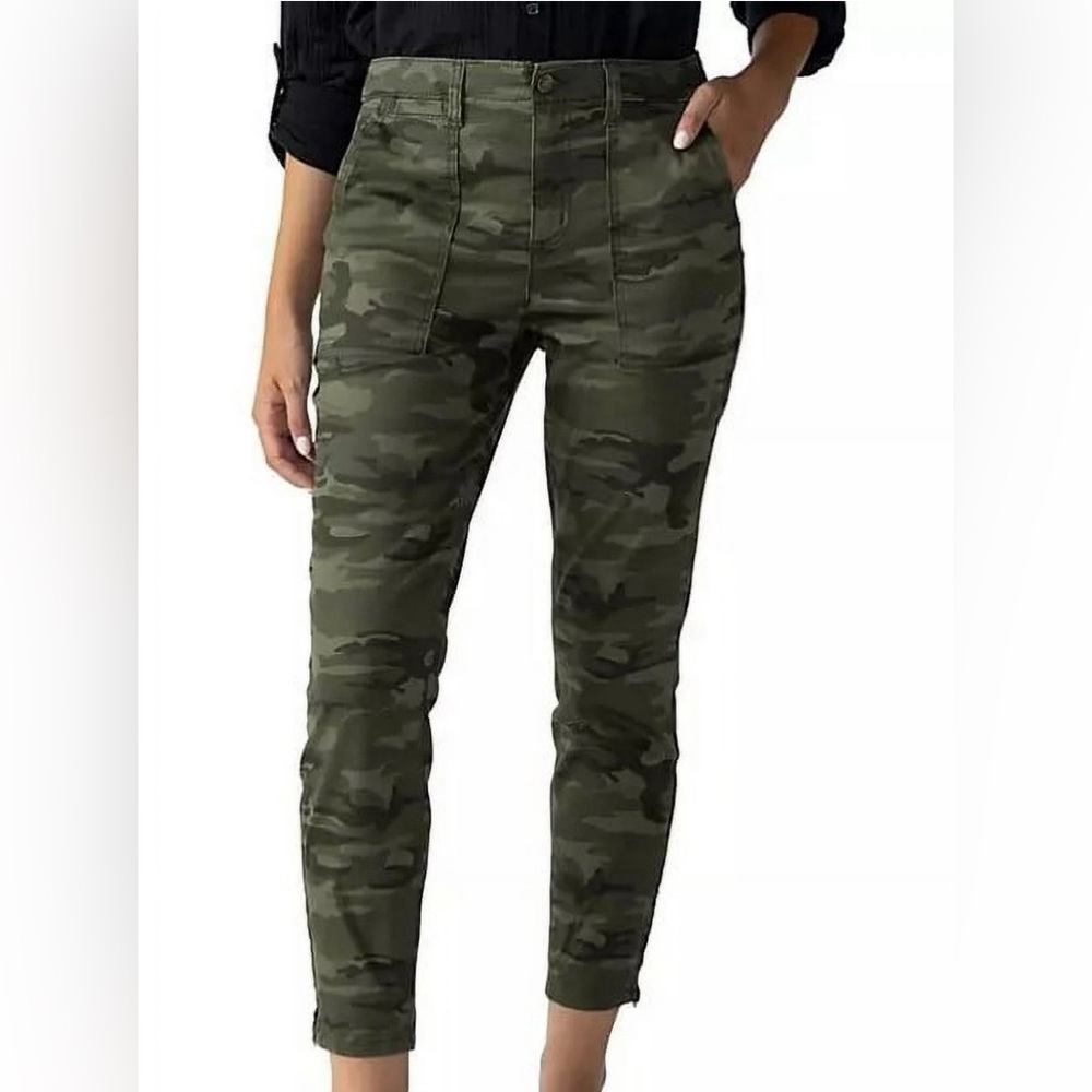 Social Standard by Sanctuary Women's Stretch Cropped Pant Size: 2 Camo (NWT)
